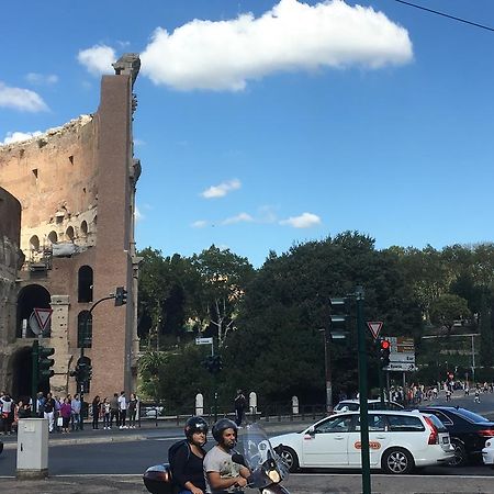 Delightful Apartment 100 Meters From The Colosseum Exteriör bild